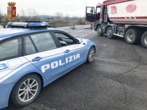 Scatole nere dei mezzi pesanti truccate, controlli della Polizia Stradale nel senese