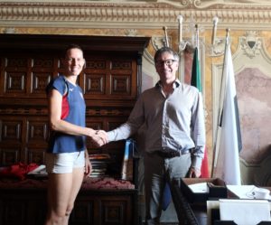 De Mossi incontra l'atleta Vallortigara che dal 7 agosto parteciperà agli Europei di atletica leggera
