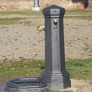 La fontanella in Fortezza torna all'antico dopo la "tintarella"