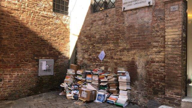No della Biblioteca, i libri finiscono alla discarica