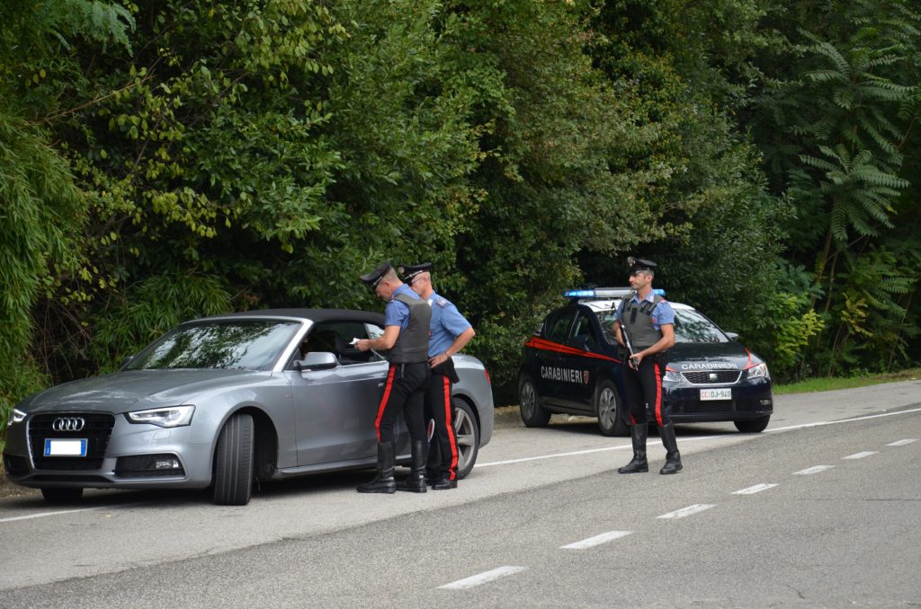 Dimentica la macchina aperta nel parcheggio con dentro la marijuana