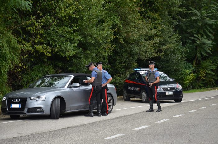 Dimentica la macchina aperta nel parcheggio con dentro la marijuana