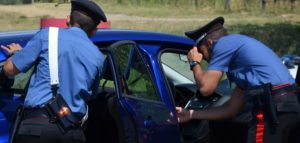 Ruba automobile e fa un incidente