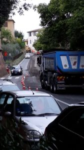 Lavori in via Peruzzi, code chilometriche