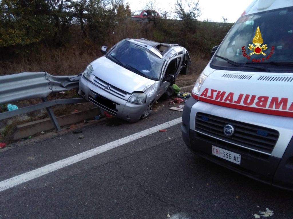 Auto si cappotta e va contro il guard rail