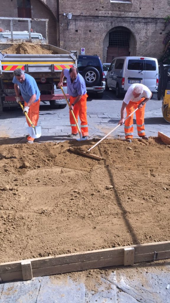 In Piazza del Mercato si testa la tenuta del tufo