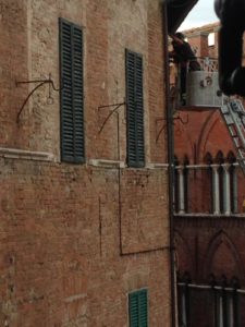 Intonaco a rischio crollo in via San Pietro