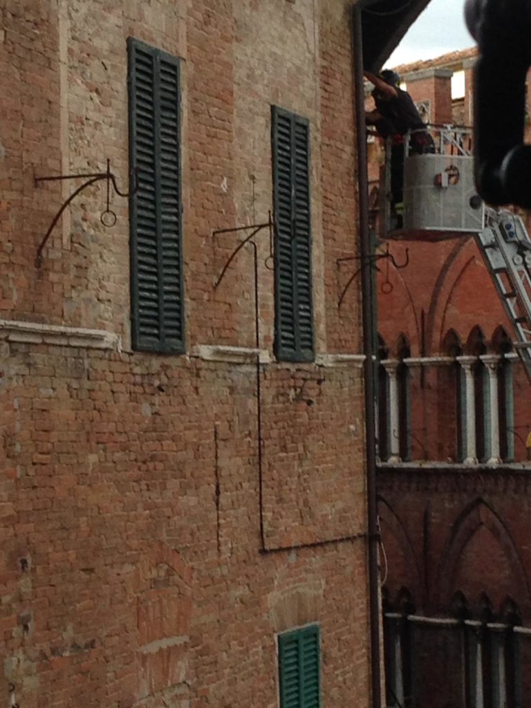 Intonaco a rischio crollo in via San Pietro