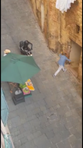 Netflix, ciak si gira: le spettacolari immagini degli stuntman in Fontebranda