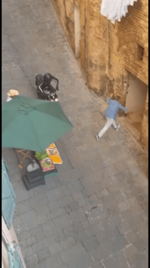 Netflix, ciak si gira: le spettacolari immagini degli stuntman in Fontebranda