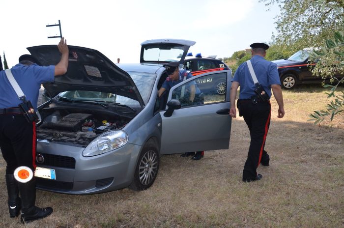 Bambino chiuso in macchina, lo salvano carabinieri e vigili del fuoco