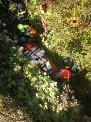 Motociclista cade nella scarpata, salvato dai vigili del fuoco