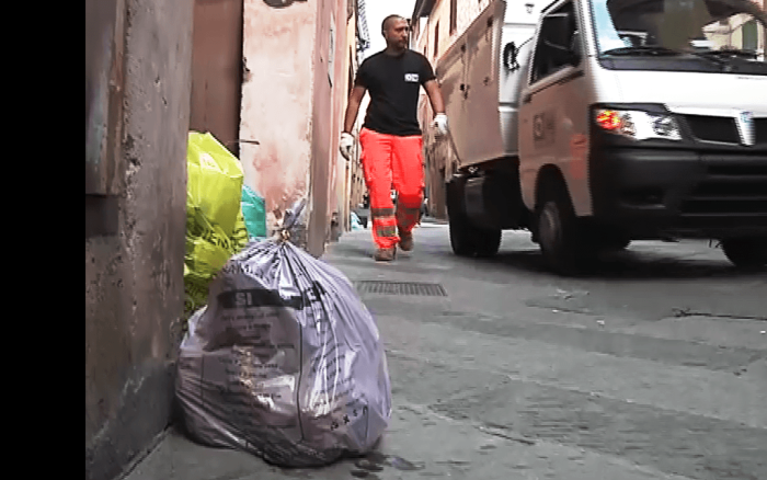 Riprese film Netflix, le modifiche agli orari di conferimento dei rifiuti nel centro storico