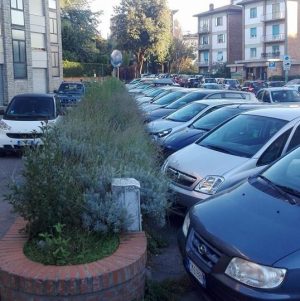 Residenti via Cittadini: "Abbiamo il diritto di chiudere il piazzale e regolare l'accesso con la sbarra"