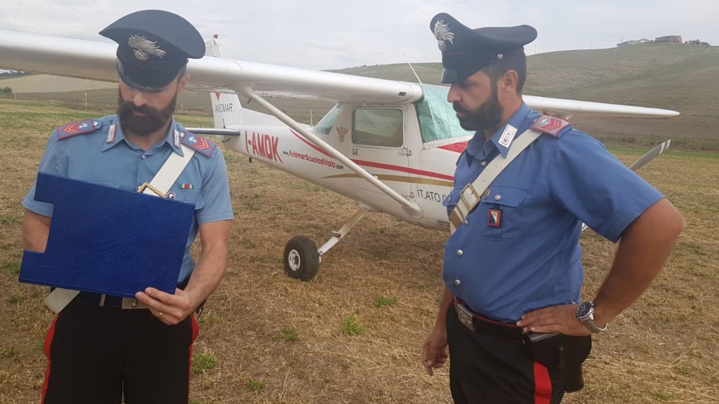 Atterraggio d'emergenza nelle campagne senesi, salvi per miracolo i due conducenti