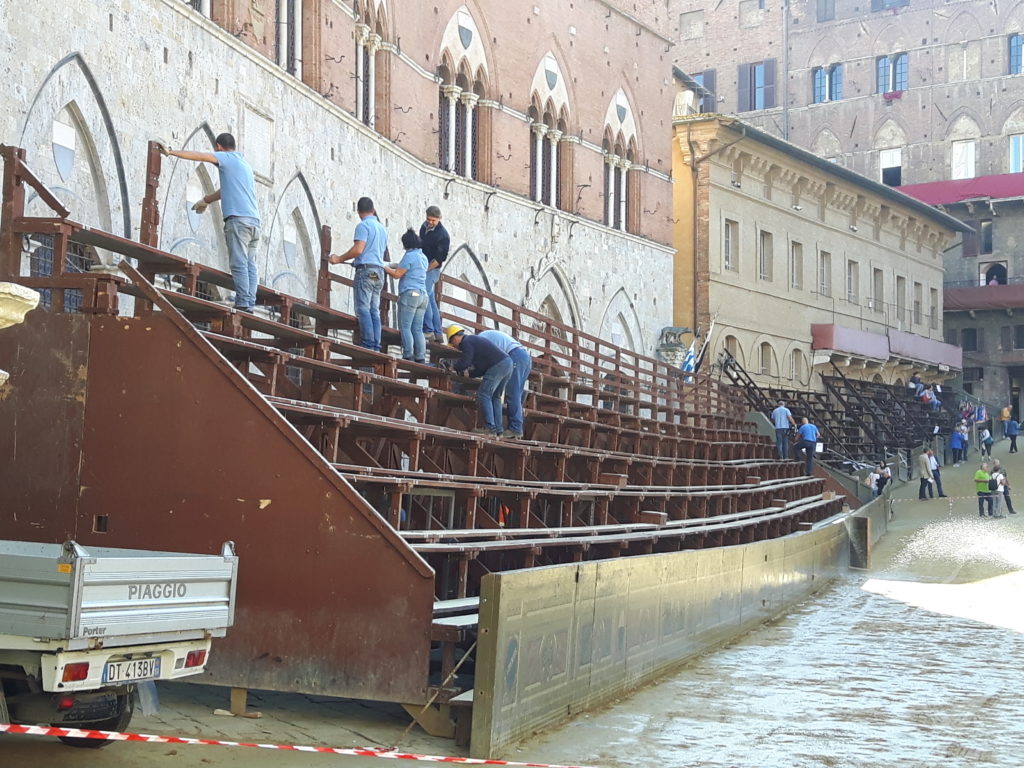 In corso il montaggio del palco delle comparse