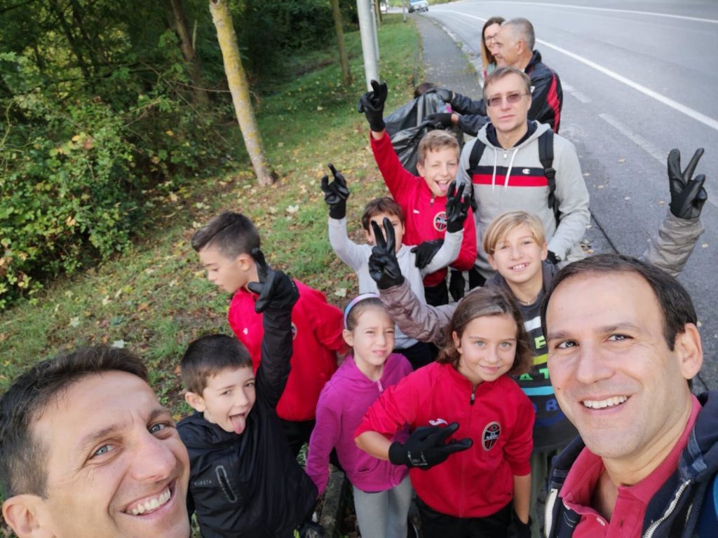 L'Alberino ripulisce la ciclabile in Viale Toselli