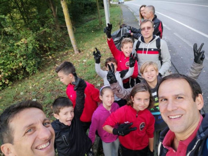 L'Alberino ripulisce la ciclabile in Viale Toselli