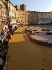 Ecco tufo e palchi in Piazza: si respira aria di Palio