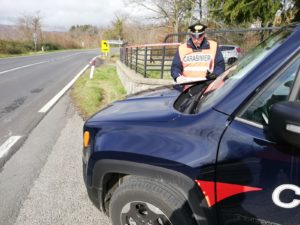 Fermati due giovani napoletani con coltelli a serramanico