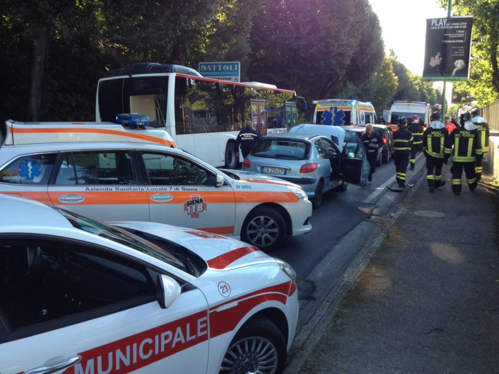 Tamponamento tra tre auto in Viale Toselli, ci sono dei feriti - FOTO
