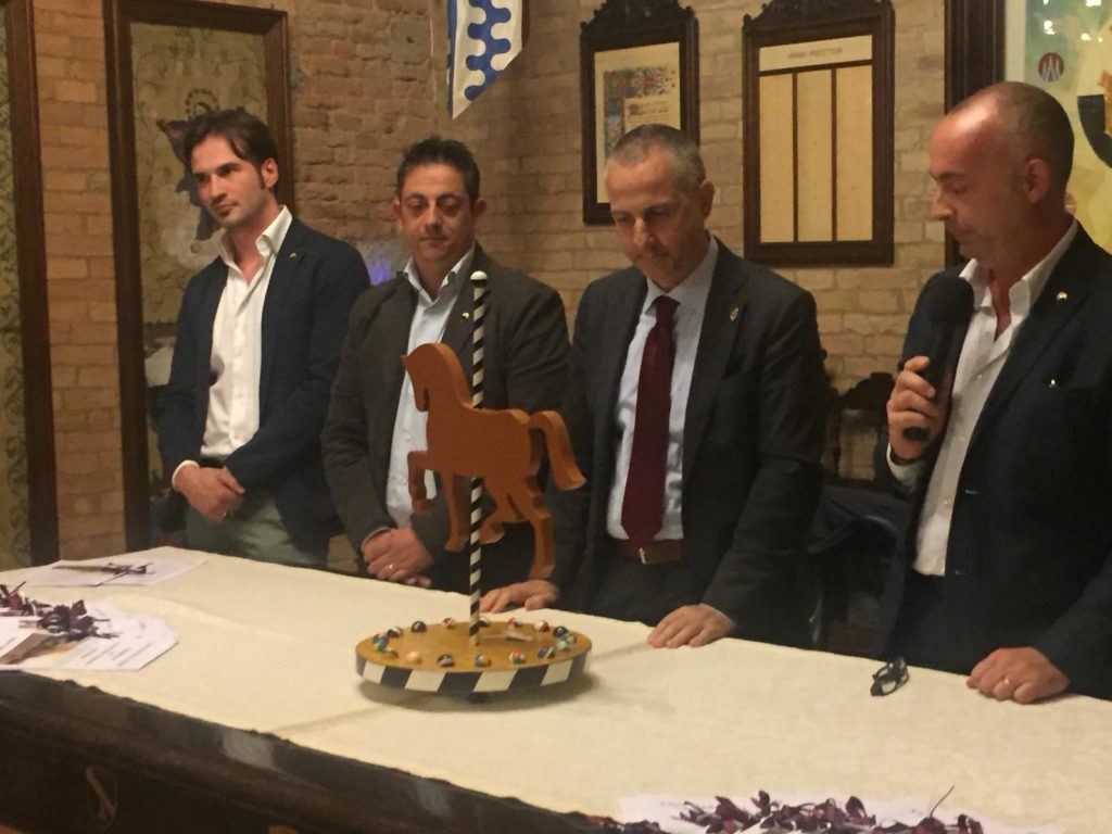 Presentato il mini masgalano offerto dal Comitato Amici del Palio