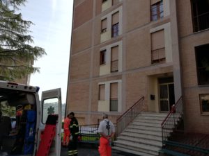 Minaccia di buttarsi dalla finestra, carabinieri e vigili del fuoco in azione