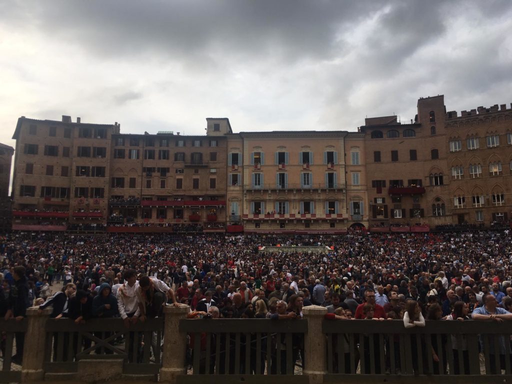 Palio straordinario: il Drago vince la prima prova