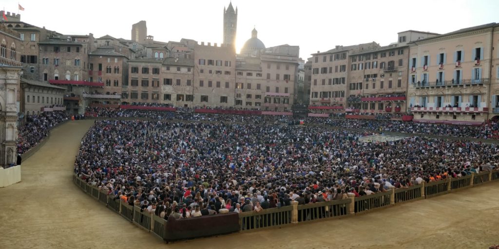 Una Piazza del Campo stracolma di gente per la terza prova