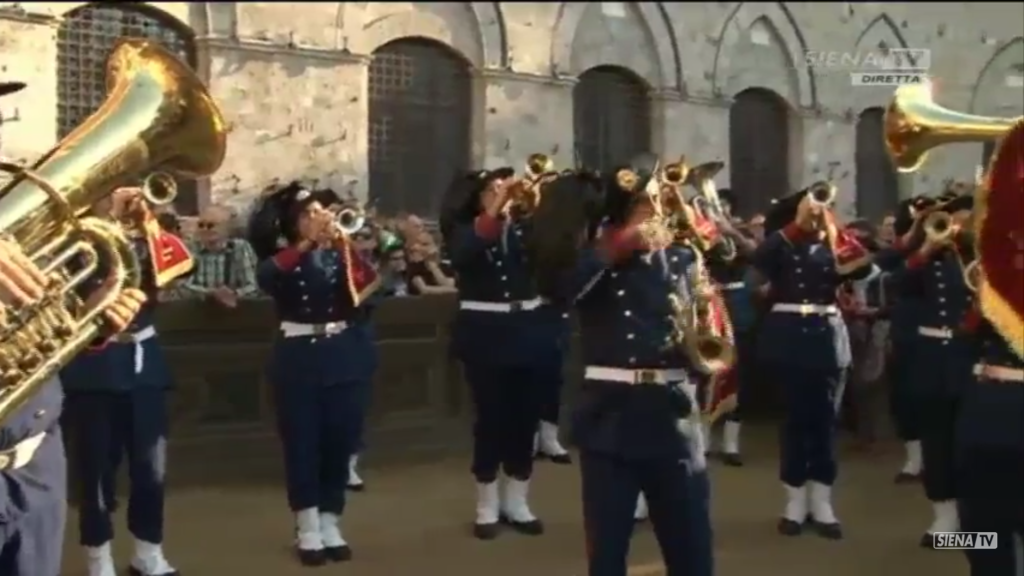 In Piazza del Campo la Fanfara dei Bersaglieri