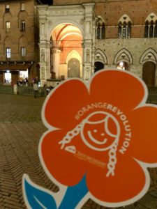 Piazza del Campo colorata di arancione in difesa di bambine e ragazze