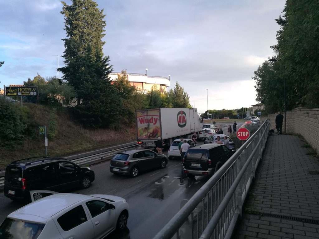 Tir tampona auto, traffico in tilt a Belverde