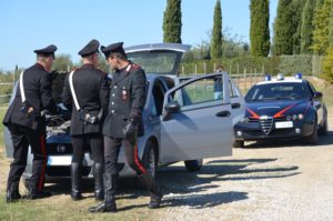 Mostra ai carabinieri una documento d'identità falso e cerca di scappare