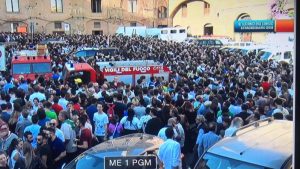 Affluenza straordinaria in Piazza. La linea Tim va gi&ugrave;