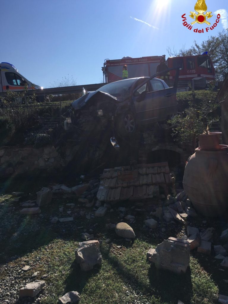 Auto esce di strada e centra un barbecue: intervenuti i Vigili del Fuoco e Pegaso