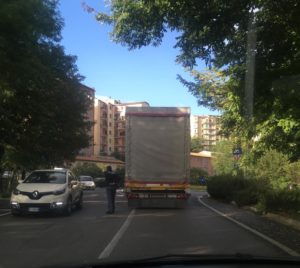 Tir fermo tra Viale Toselli e Viale Sardegna, traffico in tilt