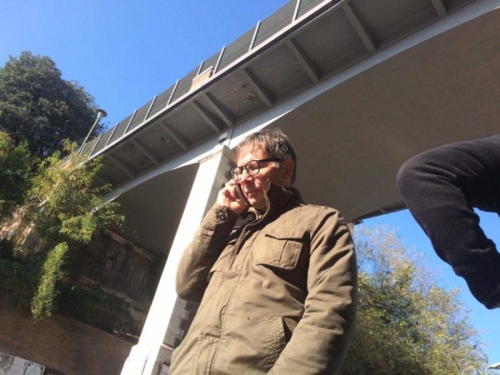 Crollano parti di intonaco e cemento dal ponte di Ravacciano