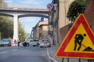 Senso unico alternato in via Simone Martini