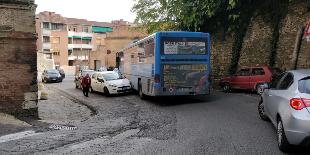 Scontro tra auto e pullman in via Beccafumi