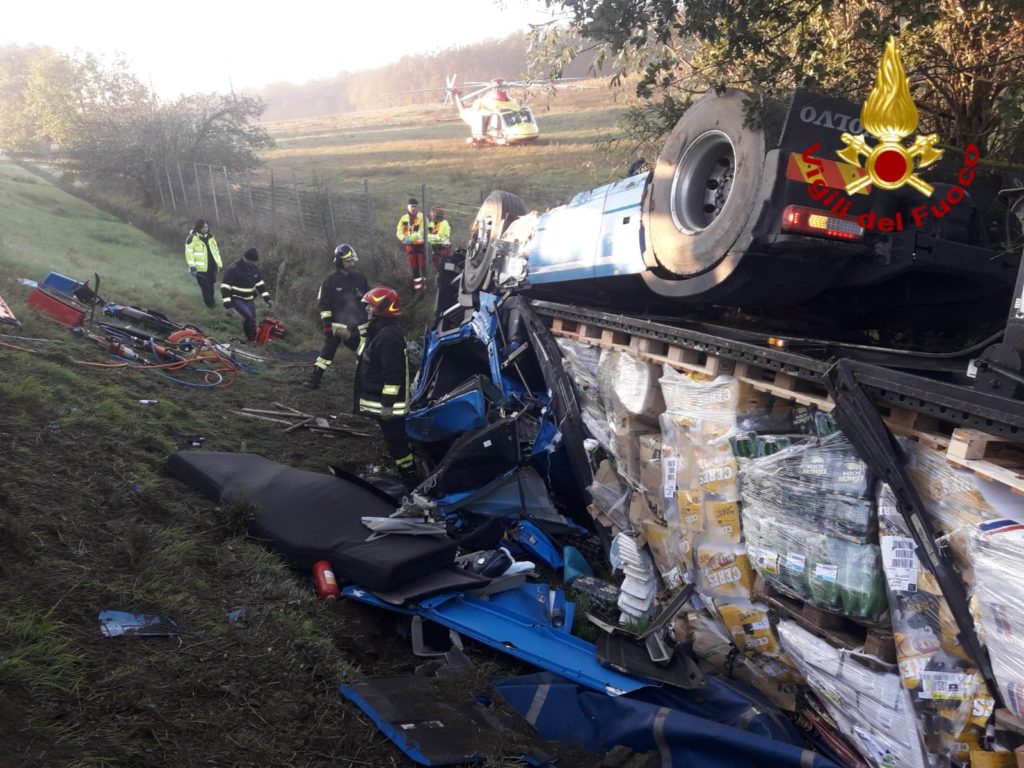 Autotreno esce di strada e si ribalta: &egrave; grave l'autista
