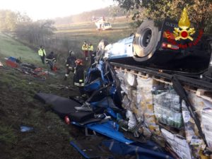Autotreno esce di strada e si ribalta: &egrave; grave l'autista