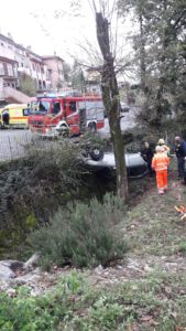 Auto sfonda i cassonetti e si ribalta nel fosso: un morto e un ferito grave - FOTO