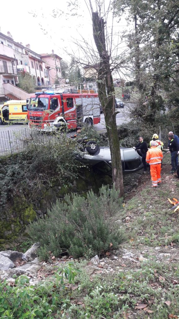 Auto sfonda i cassonetti e si ribalta nel fosso: un morto e un ferito grave - FOTO