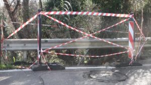 Strada di Vico Alto danneggiata, transenne sul ponte sulla Ferrovia