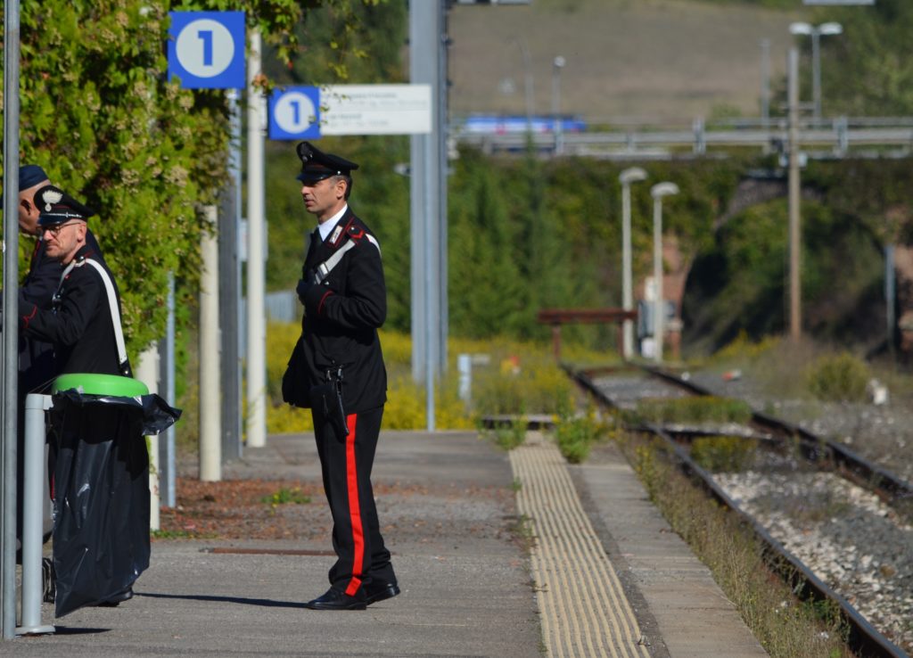 Auto resta bloccata sui binari al passaggio a livello, tragedia sfiorata