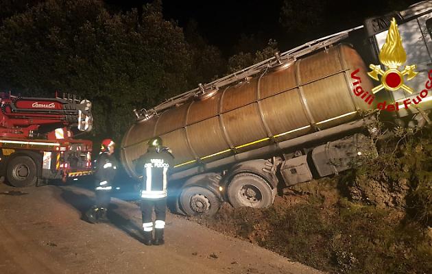 Autocisterna che trasporta vino va fuori strada