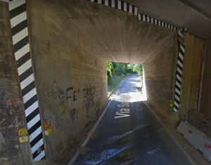 Autotreno sbaglia strada e rimane incastrato prima del sottopasso per Belverde