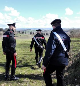 Famiglia inglese si impantana con l'auto, salvata dai carabinieri