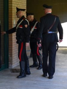 Colle Val d'Elsa, armato di coltelli fa irruzione nell'appartamento dei vicini