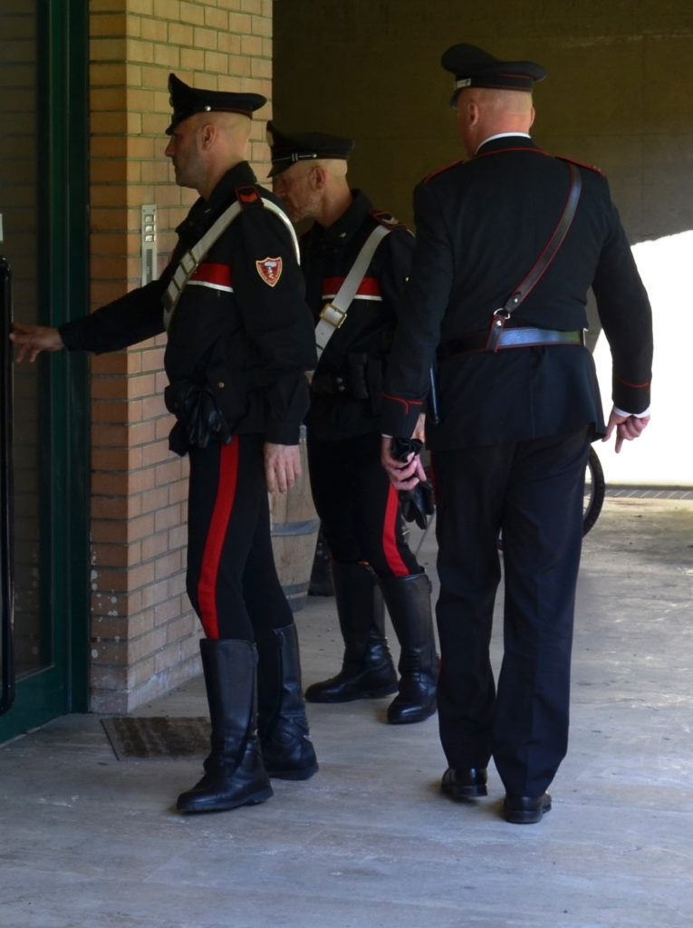 Colle Val d'Elsa, armato di coltelli fa irruzione nell'appartamento dei vicini